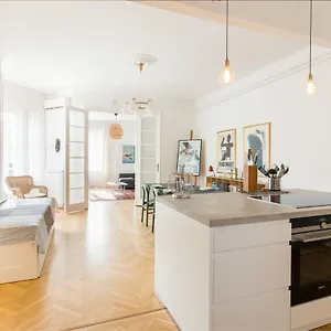 Apartamento Klauzal W/3 Bedrooms, French Balcony, Budapest